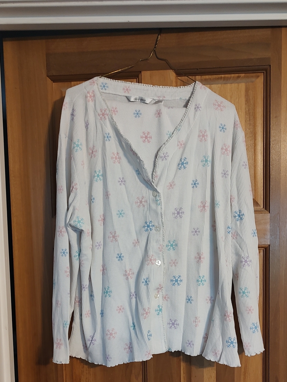 delicates White Long-Sleeve Pajamas with Pastel Snowflakes